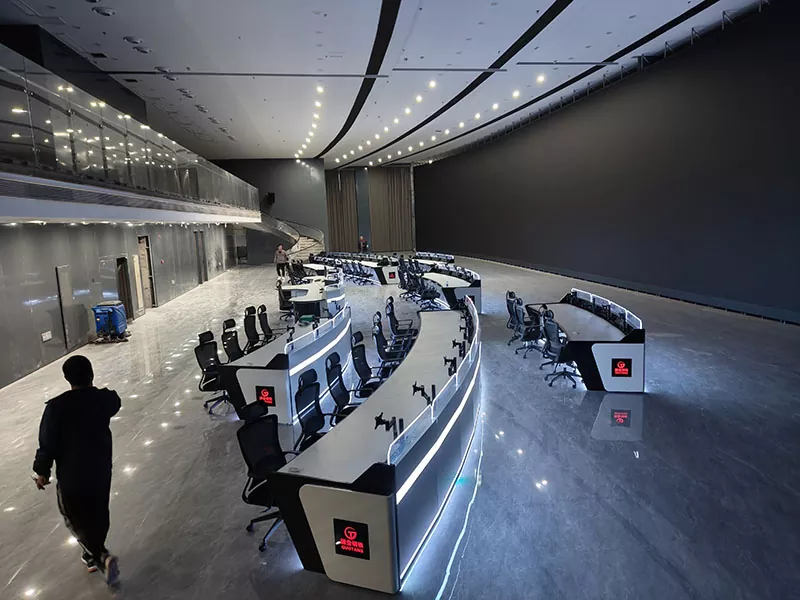 Gebogene Überwachungskonsole